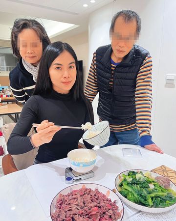 	林芯儀（中）與爸媽感情好，還相約一起為了健康開始運動。	（翻攝自林芯儀臉書）