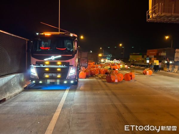 ▲國道1號新營段南向匝道6日晚間發生大貨車與聯結車事故，齒輪油灑落交流道，所幸未影響主線通行。（記者林東良翻攝，下同）