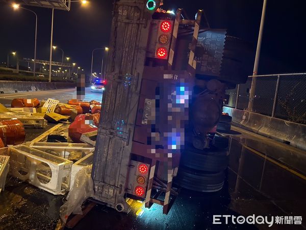 ▲國道1號新營段南向匝道6日晚間發生大貨車與聯結車事故，齒輪油灑落交流道，所幸未影響主線通行。（記者林東良翻攝，下同）