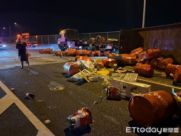 ▲國道1號新營段南向匝道6日晚間發生大貨車與聯結車事故，齒輪油灑落交流道，所幸未影響主線通行。（記者林東良翻攝，下同）