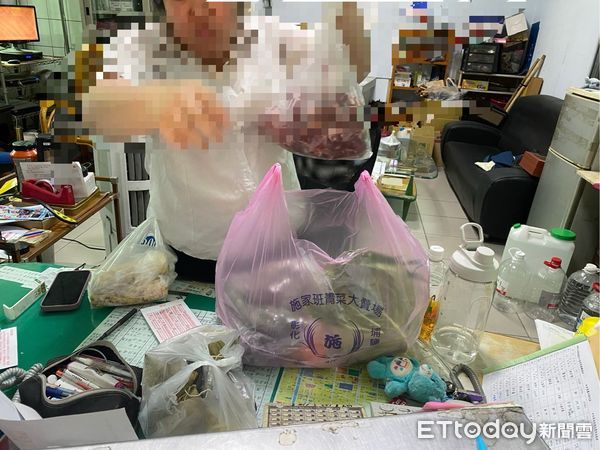 ▲▼台中婦人在市場突然昏厥哭喊「我的菜」，後來員警允諾當外送員，她才願意就醫。（圖／民眾提供，下同）