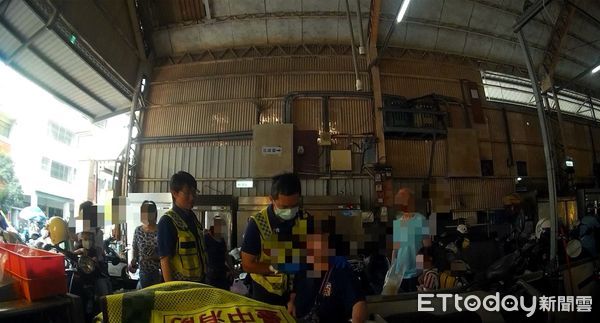 ▲▼台中婦人在市場突然昏厥哭喊「我的菜」，後來員警允諾當外送員，她才願意就醫。（圖／民眾提供，下同）