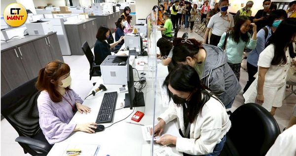 報稅。（圖／方萬民攝）