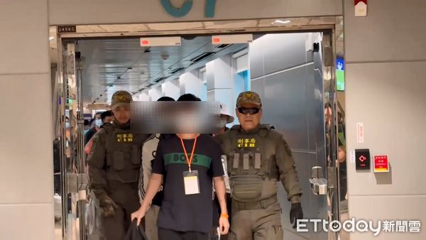 ▲刑事局出動除暴特勤隊押解7日返台55名在緬甸詐騙園區工作的詐團成員。（圖／記者張君豪翻攝）