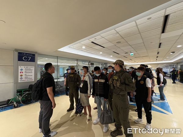 ▲刑事局出動除暴特勤隊押解7日返台55名在緬甸詐騙園區工作的詐團成員。（圖／記者張君豪翻攝）