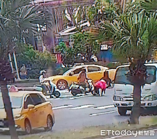 ▲現金在路上飄，民眾幫忙撿             。（圖／記者吳奕靖翻攝）