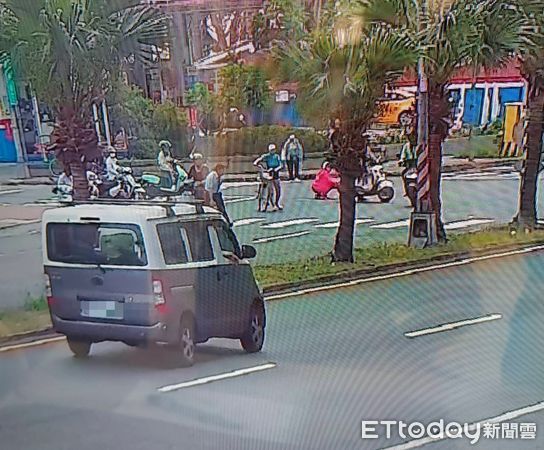 ▲現金在路上飄，民眾幫忙撿             。（圖／記者吳奕靖翻攝）