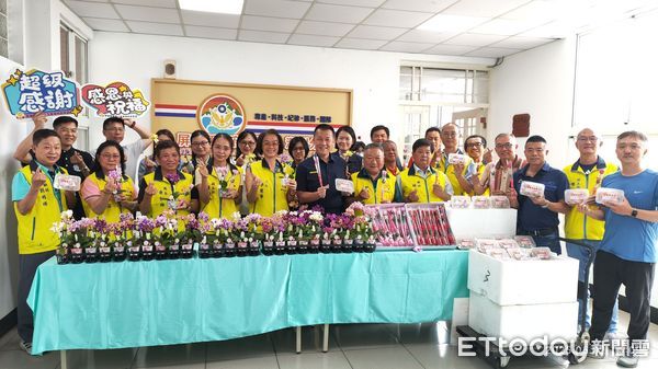 ▲潮州警友辦事處主任李慧華等人慰問潮州警察媽媽            。（圖／記者陳崑福翻攝）