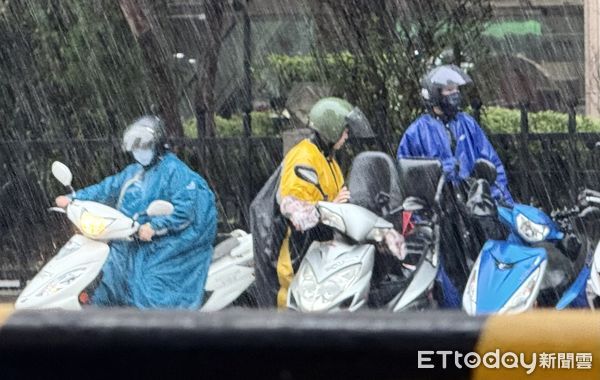 ▲▼大雨特報  鋒面通過  天氣  下大雨。（圖／記者屠惠剛攝）