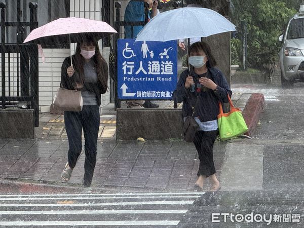 ▲▼大雨特報  鋒面通過  天氣  下大雨。（圖／記者屠惠剛攝）