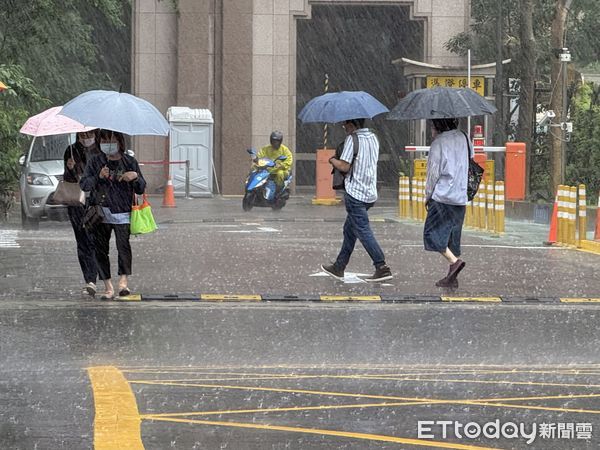 ▲▼大雨特報  鋒面通過  天氣  下大雨。（圖／記者屠惠剛攝）