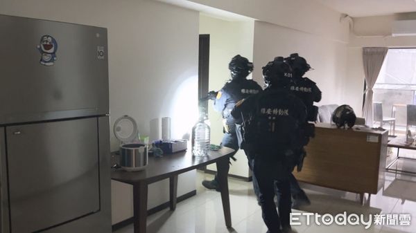 ▲▼台版人形蜈蚣逼吃排泄物、69口交。（圖／台中地檢署提供）