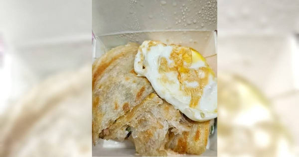 民眾到早餐店買蔥抓餅加蛋，結果拿到是「分開的蛋和蔥抓餅」。（圖／翻攝自爆廢公社公開版）