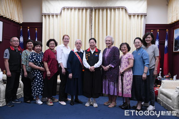 ▲▼花蓮畢士大教養院前任董事長德籍宣教士顧美玲由縣長徐榛蔚授證為「花蓮觀光文化推廣大使」。（圖／花蓮縣政府提供，下同）