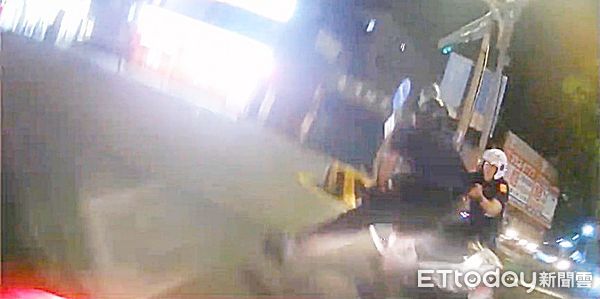 ▲桃園市林姓男子昨晚酒後騎車被蘆竹警方攔查，卻衝撞員警逃逸，員警追捕後壓制到案。（圖／記者沈繼昌翻攝）