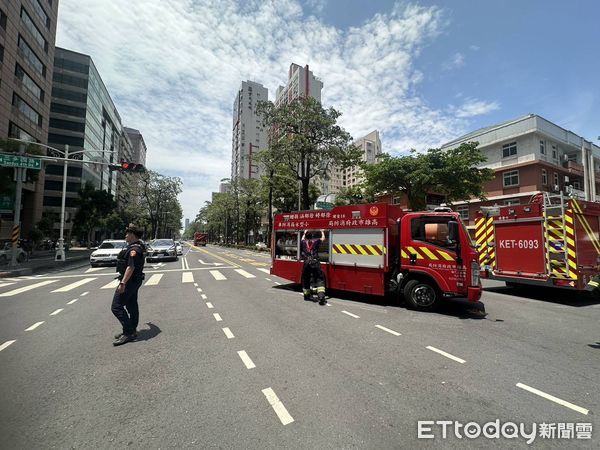 ▲▼槽車右轉擊落直行單車騎士。（圖／記者許宥孺翻攝）