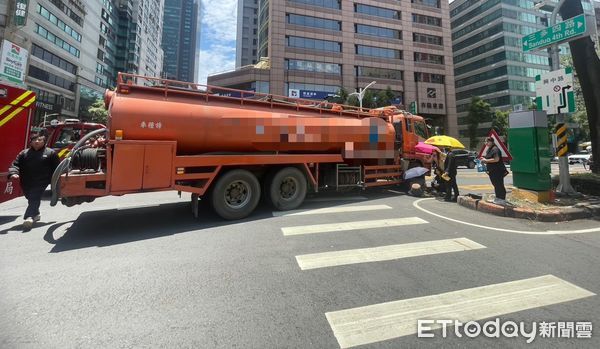 ▲▼槽車右轉擊落直行單車騎士。（圖／記者許宥孺翻攝）