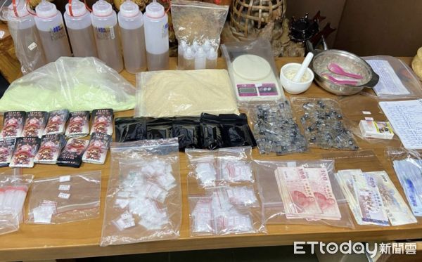 ▲檢警方聯手破獲利用「白牌車行」作為掩護的組織性販毒集團，現場查扣多項毒品成品與製毒工具，初估製毒量逾千包，全案依毒品與組織犯罪法偵辦中。（圖／記者游瓊華翻攝）