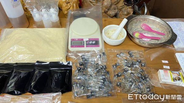 ▲檢警方聯手破獲利用「白牌車行」作為掩護的組織性販毒集團，現場查扣多項毒品成品與製毒工具，初估製毒量逾千包，全案依毒品與組織犯罪法偵辦中。（圖／記者游瓊華翻攝）