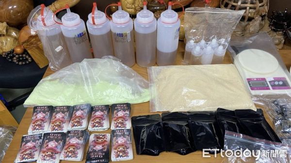 ▲檢警方聯手破獲利用「白牌車行」作為掩護的組織性販毒集團，現場查扣多項毒品成品與製毒工具，初估製毒量逾千包，全案依毒品與組織犯罪法偵辦中。（圖／記者游瓊華翻攝）
