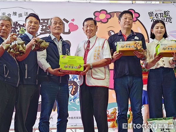 ▲在貴賓的見證下，雲林家扶中心李萬吉副主委感謝虎尾農會總幹事蔡武吉贈予家扶中心家庭300串肉粽。（圖／記者游瓊華翻攝）