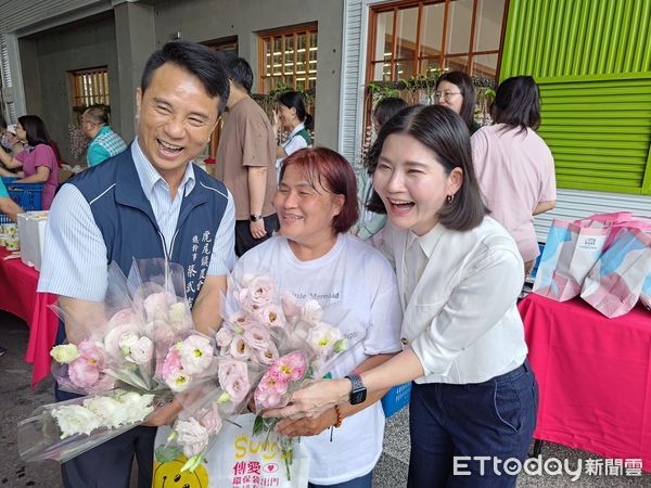 ▲在貴賓的見證下，雲林家扶中心李萬吉副主委感謝虎尾農會總幹事蔡武吉贈予家扶中心家庭300串肉粽。（圖／記者游瓊華翻攝）