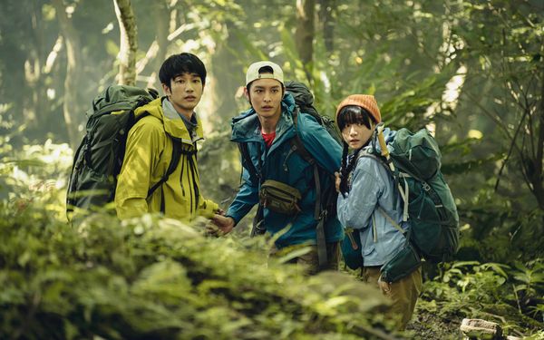 ▲《山忌 黃衣小飛俠》劉以豪、袁澧林、曹佑寧開心登山卻誤闖神秘山祭儀式。（圖／威視提供）