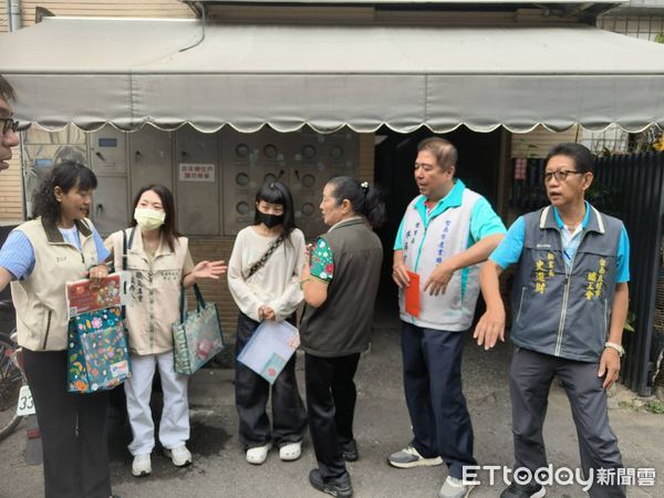 ▲台南市勞工局與五大總工會實地走訪永康、安南、下營、鹽水等地，致贈慰問金關懷職災勞工家庭。（記者林東良翻攝，下同）