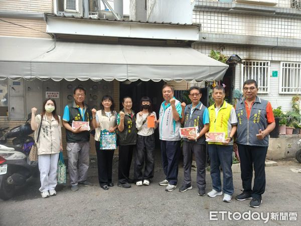 ▲台南市勞工局與五大總工會實地走訪永康、安南、下營、鹽水等地，致贈慰問金關懷職災勞工家庭。（記者林東良翻攝，下同）