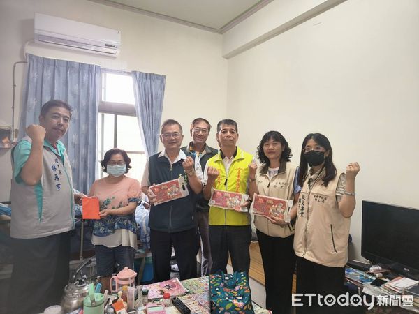 ▲台南市勞工局與五大總工會實地走訪永康、安南、下營、鹽水等地，致贈慰問金關懷職災勞工家庭。（記者林東良翻攝，下同）
