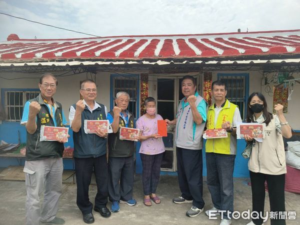 ▲台南市勞工局與五大總工會實地走訪永康、安南、下營、鹽水等地，致贈慰問金關懷職災勞工家庭。（記者林東良翻攝，下同）