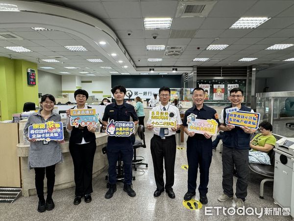 ▲潮州警分局長林俊雄頒獎感謝行員機警阻詐            。（圖／記者陳崑福翻攝）