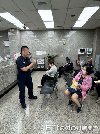 ▲潮州警分局長林俊雄頒獎感謝行員機警阻詐            。（圖／記者陳崑福翻攝）