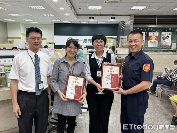 ▲潮州警分局長林俊雄頒獎感謝行員機警阻詐            。（圖／記者陳崑福翻攝）