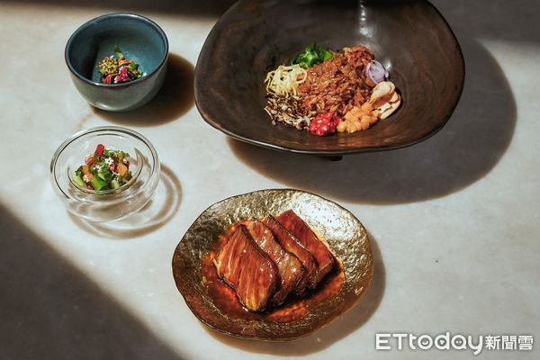 ▲COAST廚師團隊精彩演繹主菜「牛小排、阿稼、南拷饕」。（圖／晶華提供）