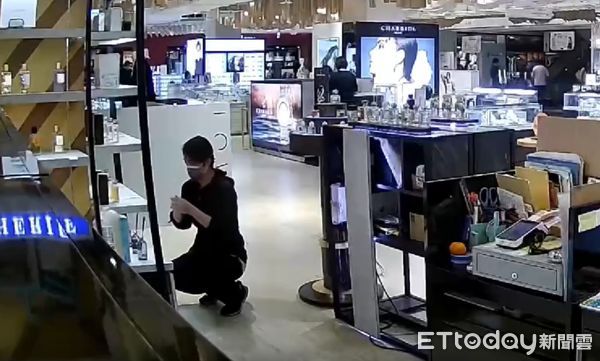 ▲▼百貨香水櫃位遭竊。（圖／翻攝自threads／cherifperfume提供）