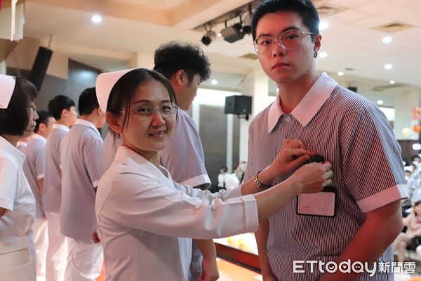 ▲中華醫大護理系2025年加冠典禮現場，加冠學生接受老師配戴護士帽與別名牌，象徵正式踏入護理專業領域。（記者林東良翻攝，下同）