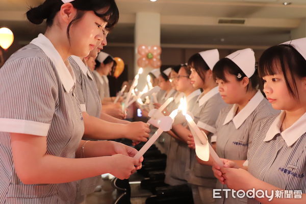 ▲中華醫大護理系2025年加冠典禮現場，加冠學生接受老師配戴護士帽與別名牌，象徵正式踏入護理專業領域。（記者林東良翻攝，下同）