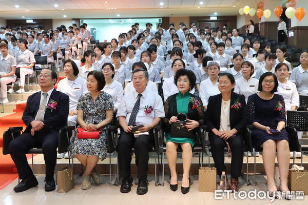 ▲中華醫大護理系2025年加冠典禮現場，加冠學生接受老師配戴護士帽與別名牌，象徵正式踏入護理專業領域。（記者林東良翻攝，下同）