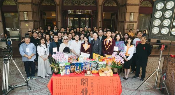 ▲影集《微醺大飯店1980s》開鏡，由李國毅、邵雨薇、施柏宇、李沐、蔡思韵、黑嘉嘉及王碩瀚主演。（圖／一念電影提供）