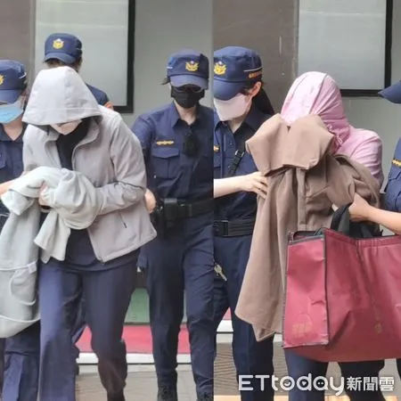 ▲▼台北地院馬拉松審理剴剴案10天，今（7日）辯論終結，涉案在押保母劉彩萱（粉色連帽衣）5度鞠躬道歉，共犯劉若琳（灰色連帽衣）否認施虐，淡然表示「我沒什麼要說的」。（圖／記者黃哲民攝）