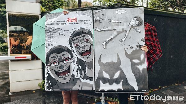 ▲▼台北地院馬拉松審理剴剴案10天，今（7日）辯論終結，聲援剴剴的網路媽媽群成員旁聽時，鼓掌喝采檢方要求嚴懲涉案保母姊妹，開完庭冒雨舉標語喊口號「無期徒刑，不得假釋！」（圖／記者黃哲民攝）