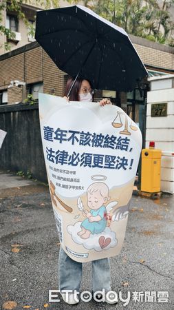 ▲▼台北地院馬拉松審理剴剴案10天，今（7日）辯論終結，聲援剴剴的網路媽媽群成員旁聽時，鼓掌喝采檢方要求嚴懲涉案保母姊妹，開完庭冒雨舉標語喊口號「無期徒刑，不得假釋！」（圖／記者黃哲民攝）