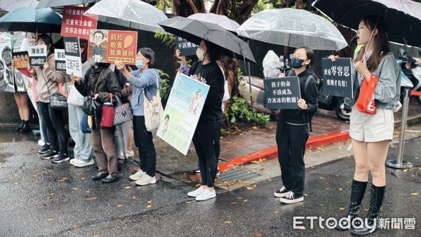 ▲▼台北地院馬拉松審理剴剴案10天，今（7日）辯論終結，聲援剴剴的網路媽媽群成員旁聽時，鼓掌喝采檢方要求嚴懲涉案保母姊妹，開完庭冒雨舉標語喊口號「無期徒刑，不得假釋！」（圖／記者黃哲民攝）
