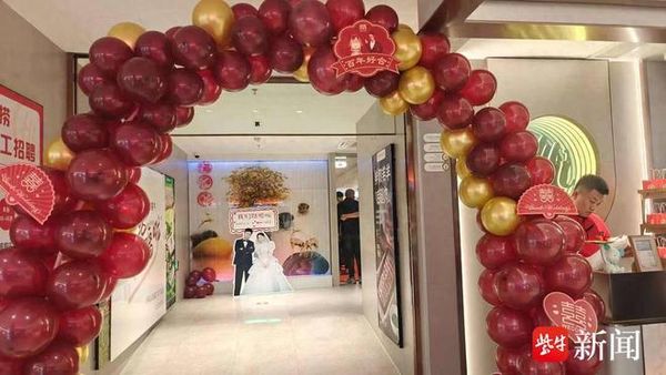 ▲▼新人在海底撈辦婚宴！賓客140人「帳單長達2公尺」。（圖／翻攝微博）