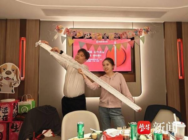 ▲▼新人在海底撈辦婚宴！賓客140人「帳單長達2公尺」。（圖／翻攝微博）