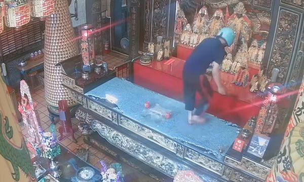 ▲彰化大村鄉五通宮神像遭斬首。（圖／翻攝自彰化踢爆網）