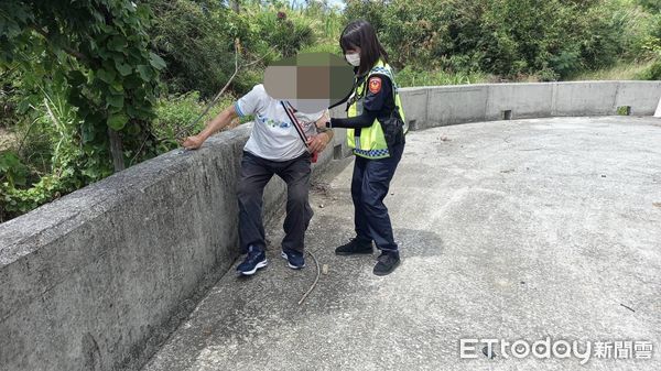 ▲警助受困山區民眾返家。（圖／記者楊漢聲翻攝）