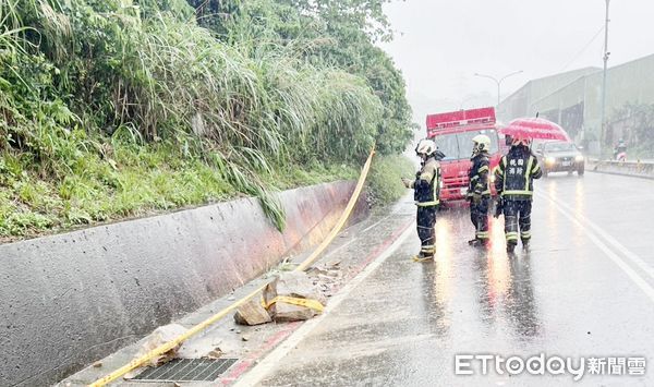 ▲今天連續豪大雨導致龜山區東萬壽路土石坍方，警方與消防人員據報到場處理。（圖／記者沈繼昌翻攝）