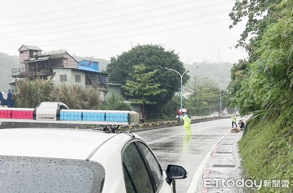 ▲今天連續豪大雨導致龜山區東萬壽路土石坍方，警方在現場管制交通。（圖／記者沈繼昌翻攝）
